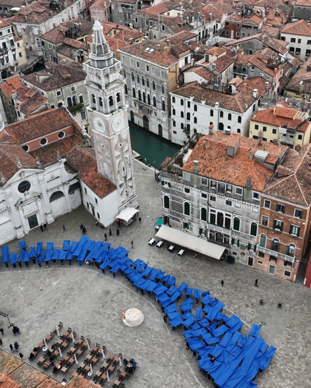 A Human Wave of Solidarity in Venice: 300 People United Against Gender Violence